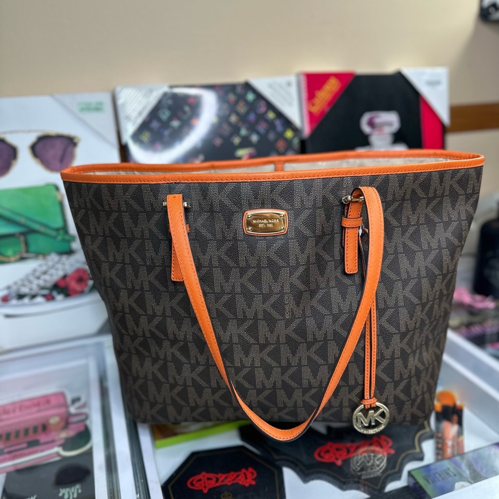 I’m cleaning my closet for new years I use this bag only one time.